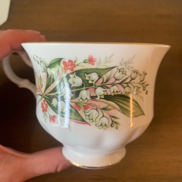 Royal Vale Fine Bone China Tea cup and Saucer - Picture 3 of 4